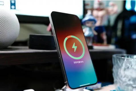 临沧苹果15换屏服务分享用什么充电器给iPhone15充电更好 
